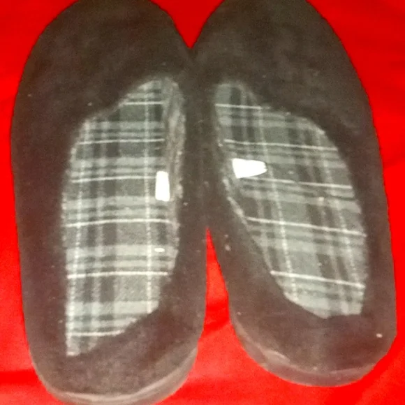 A pair of extra large slippers - Picture 2 of 4